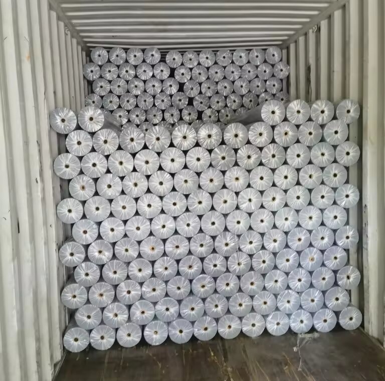 Рулоны нетканого полипропиленового спанбонда черного цвета плотностью 90 г/м² для упаковочных мешков.