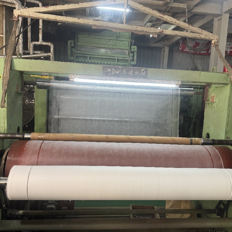 Рулоны нетканого материала спанбонд плотностью 20 г/м² для одноразовых масок для лица и косметических шапочек.